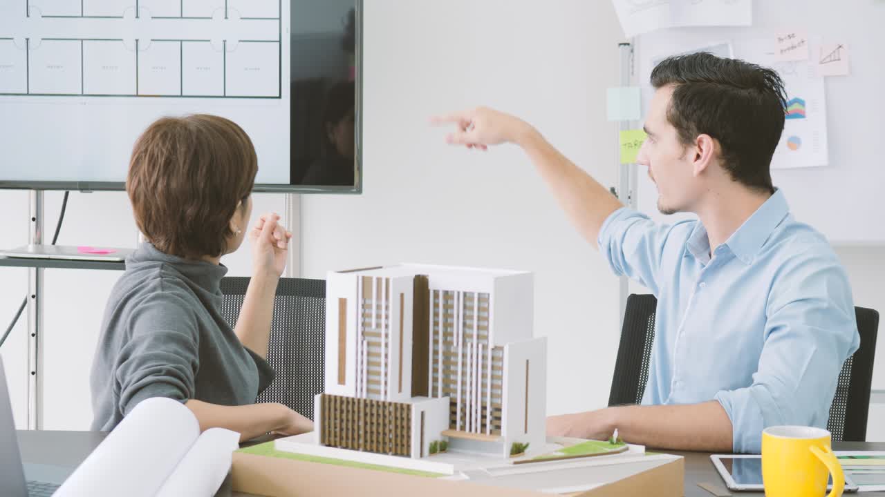 equipo de arquitectos creativos que trabajan juntos en un estudio de arquitectos