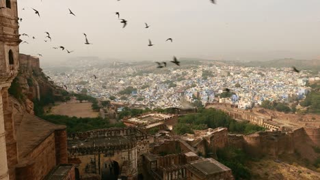 Jodhpur-(auch-Blaue-Stadt)-Ist-Die-Zweitgrößte-Stadt-Im-Indischen-Bundesstaat-Rajasthan-Und-Offiziell-Die-Zweitgrößte-Metropole-Des-Bundesstaates.