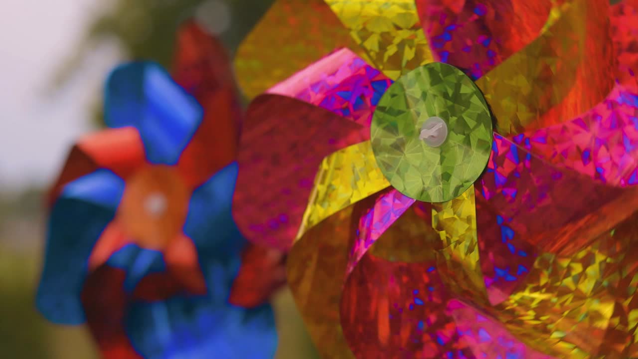 다채로운 풍차가 바람에 빠르게 움직입니다.