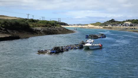 barco blanco navegando en el puerto de la ciudad de hayle, agua azul, cornualles, inglaterra