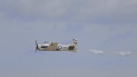 T-28-Trojaner-Vorbeiflug-Airshow-Flugzeug-Krieg-Weltkrieg