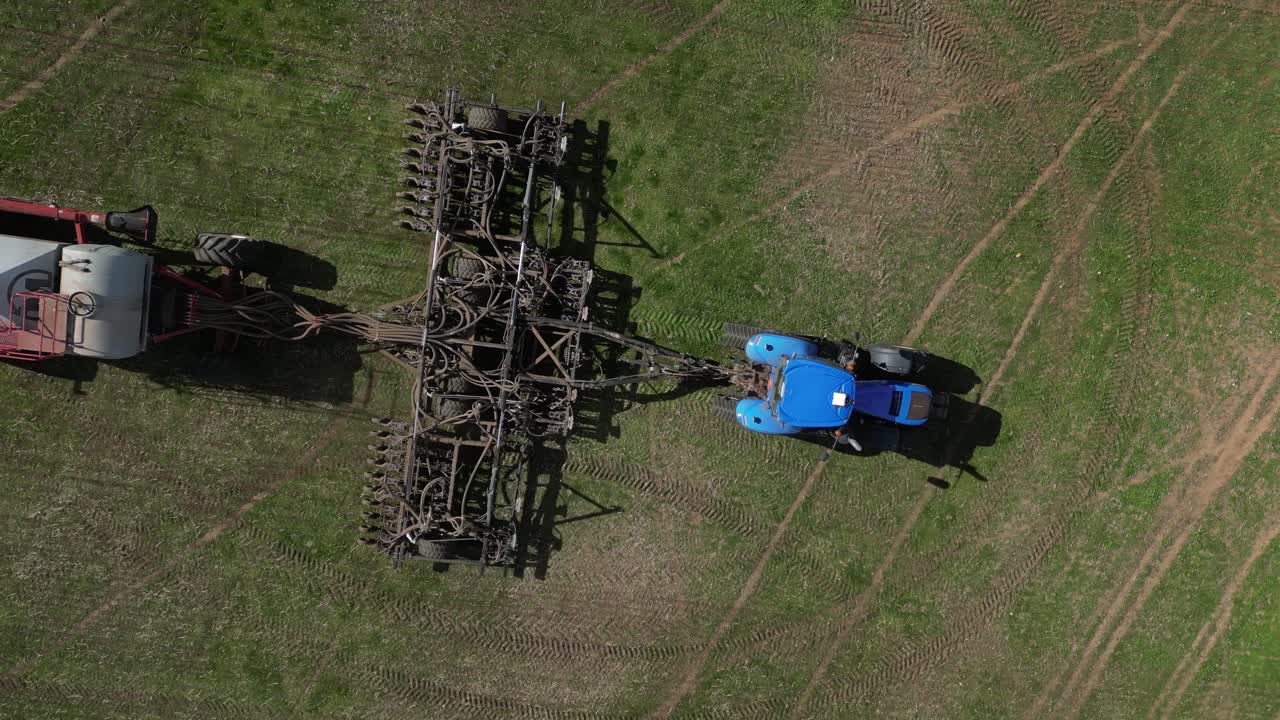 ⁇ 에 있는 곡물 드릴 시더의 4k 30fps 드론 뷰 -  ⁇   ⁇ 과 트럭  ⁇