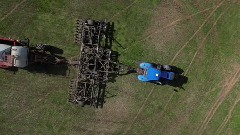 vista de avión no tripulado de 4k 30 fps de una sembradora de grano en un campo - disparo de boom y disparo de camión