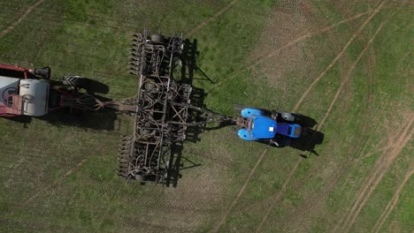 vista de avión no tripulado de 4k 30 fps de una sembradora de grano en un campo - disparo de boom y disparo de camión