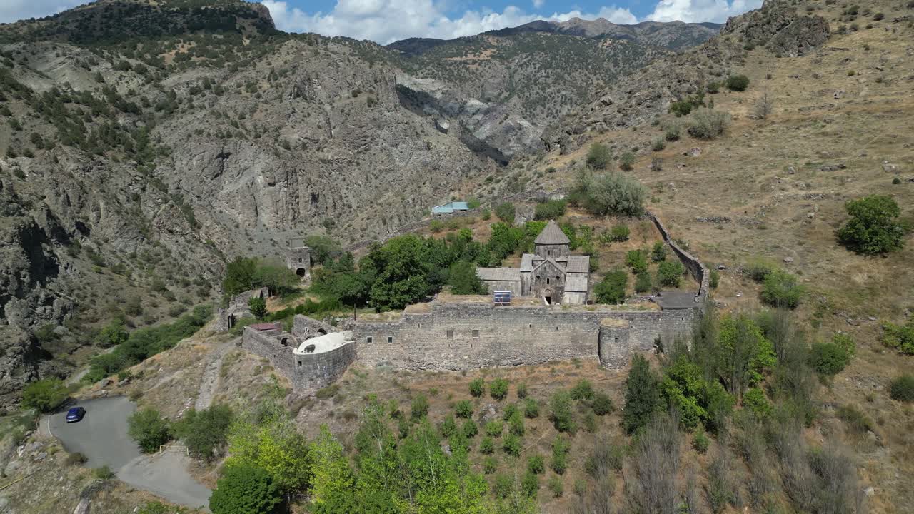 se acerca desde el aire al antiguo monasterio fortificado de gndevank en armenia