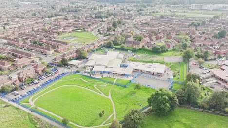 una fotografía aérea de una escuela en bradford, reino unido