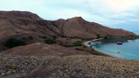 Vista-Aérea-De-La-Isla-Deshabitada-De-La-Montaña-En-El-Parque-Nacional-De-Komodo,-Famosa-Por-La-Biodiversidad-Y-El-Dragón-De-Komodo