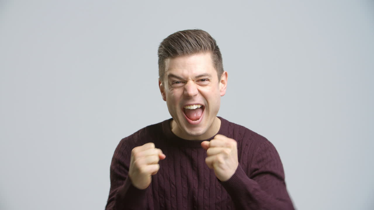 fotografía de estudio de un hombre celebrando fotografía en cámara lenta