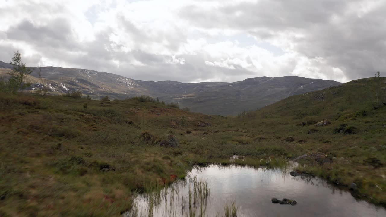 fotografía de avión no tripulado de noruega paisaje rocoso remoto con lagos, bosques y ríos