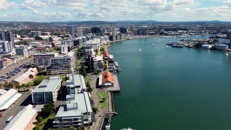 Toma-Aérea-De-Drones-De-Madreselva-Puerto-De-Newcastle-Edificios-Comerciales-Urbanos-Canal-Viajes-Turismo-Nsw-Australia-4k