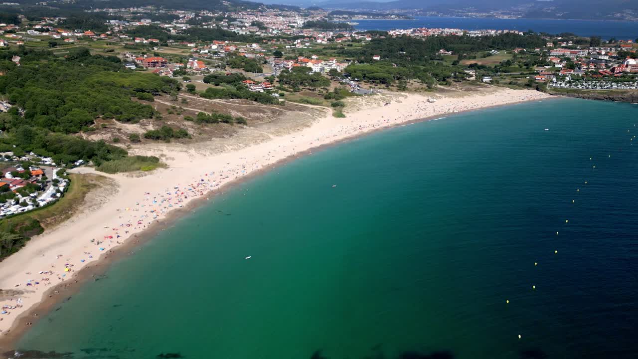 paesaggio di spiaggia orbitale acqua smeraldo e villaggi costieri in galizia