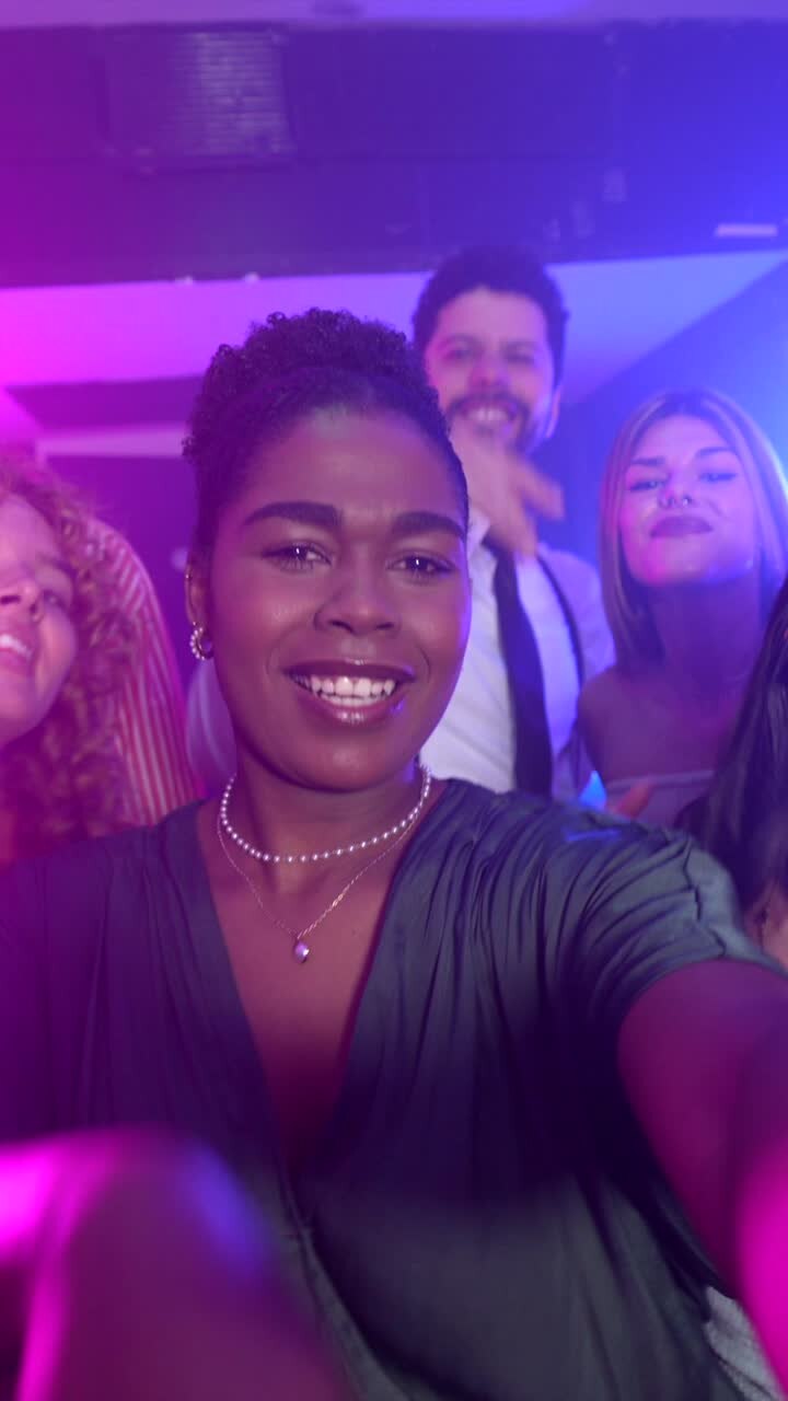 amigos celebrando en una fiesta