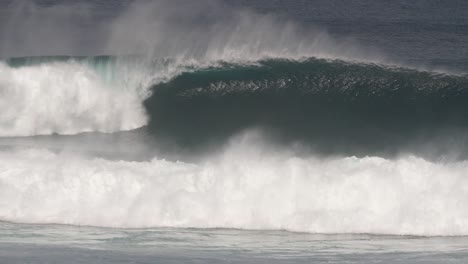 Große-Welle-Bei-Uluwatu---Bali---Indonesien-4k50p,-15-Fuß-Welle