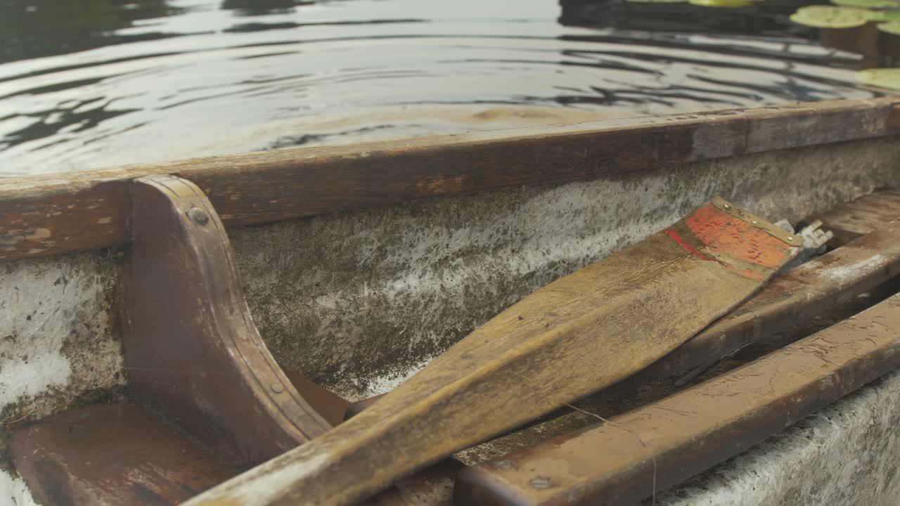 arrojando agua desde un barco de pesca sobre gunwale