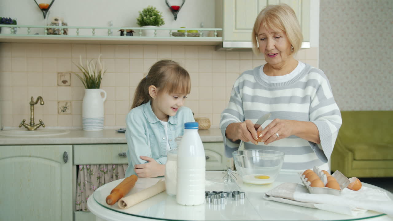 бабушка и внучка пекут вместе