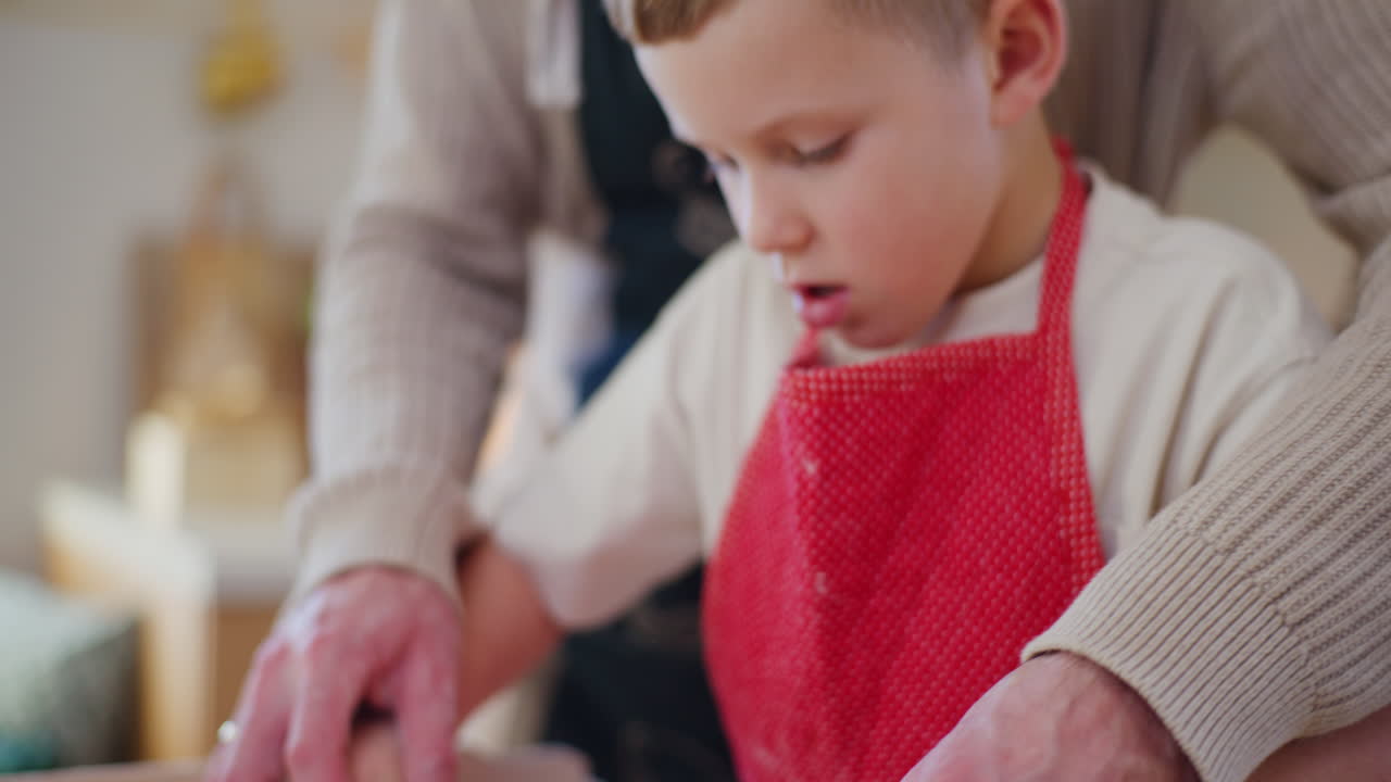 niño pequeño rodando la masa en la cocina