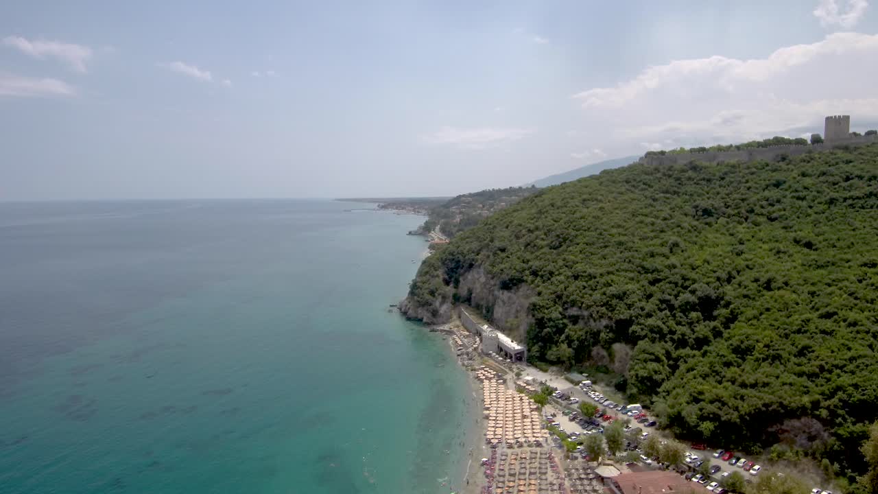 위 에 성 이 있는 바위  ⁇  에 있는 해변 의 공중 드론  ⁇