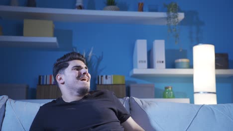 un hombre con esquizofrenia está solo en casa.