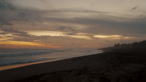 inclinación hacia abajo en el paisaje marino al atardecer de la playa de surf el paredon en la provincia de escuintla, guatemala