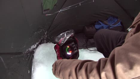 pesca en hielo con una unidad de flasher - tiro de ángulo alto