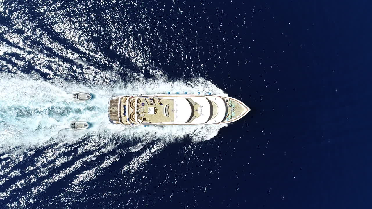 воздушный вид с вершины для сафари-лодки посреди красного моря в углу птичьего глаза