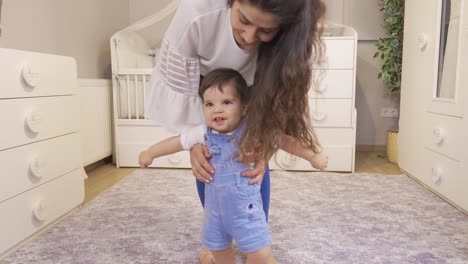 Bebé-Caminando-Con-Apoyo-De-La-Madre.