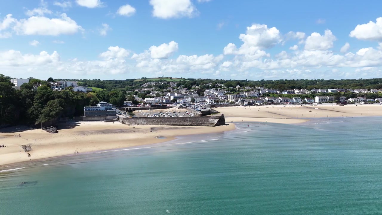 Vista aerea con drone di Saundersfoot sulla costa del Pembrokeshire, che cattura il villaggio costiero, il porto e il litorale circostante in una giornata limpida