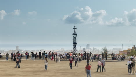 el lapso de tiempo del horizonte de barcelona tomado desde el parc guell.