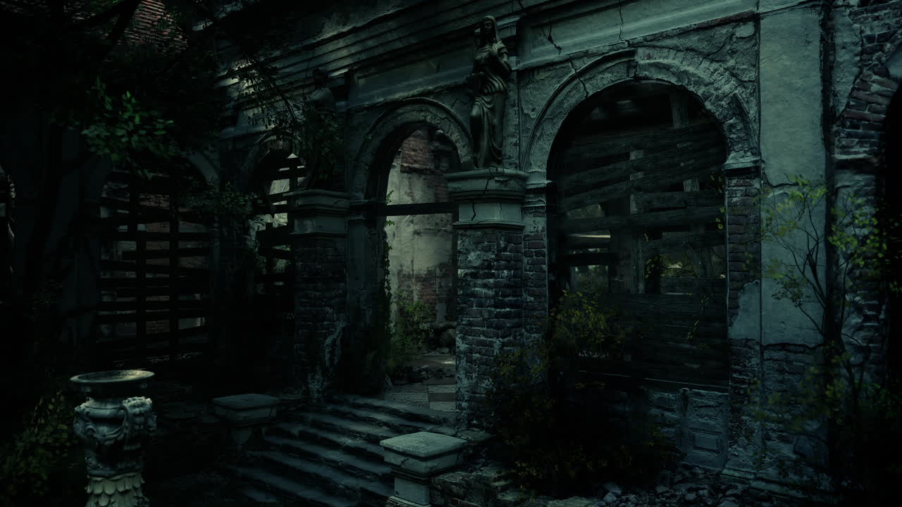 edificio abandonado con jardín cubierto de vegetación