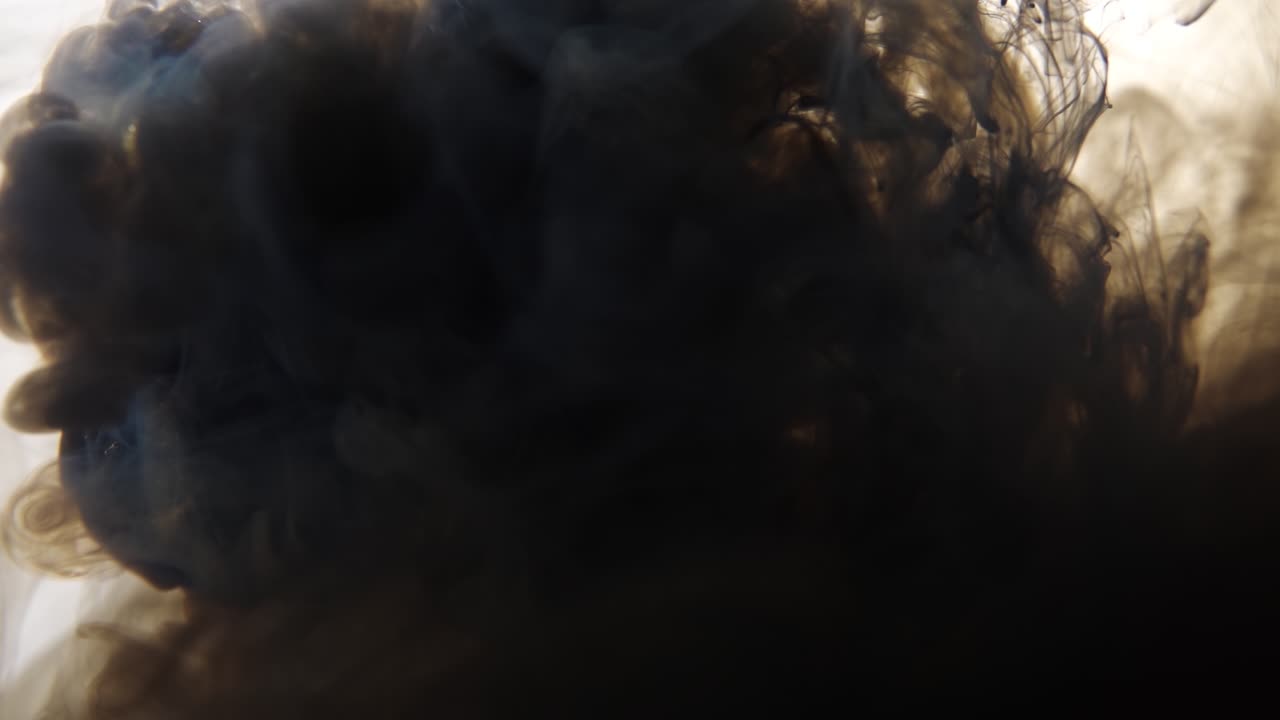 mezcla de tinta oscura en agua