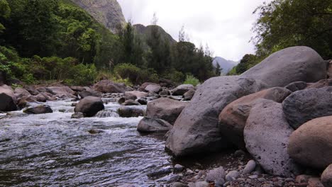 Time-lapse-shot-of-the-'Iao-Valley-river-stream-in-Wailuku,-Maui's-main-source-of-drinking-water-naturally-filtered-by-lava-rocks