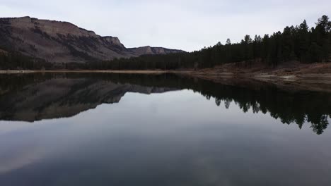 Rocky-Mountains-Lake,-Der-Für-Die-Enthüllung-4k-Aufsteigt