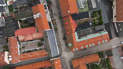 Tejados-Rojos-Y-Coloridos-De-La-Ciudad-De-Ystad-Con-Calles-Estrechas,-Vista-Aérea-De-Arriba-Hacia-Abajo