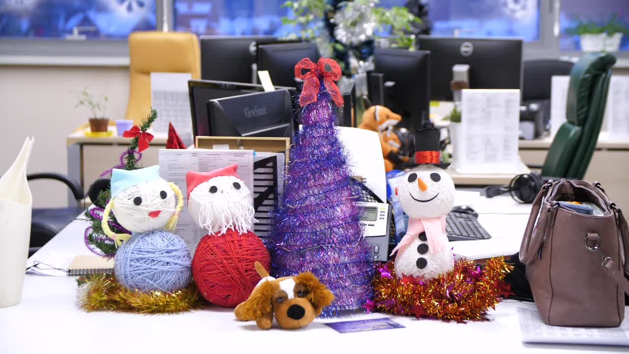 사무실 책상 에 있는 크리스마스 장식품