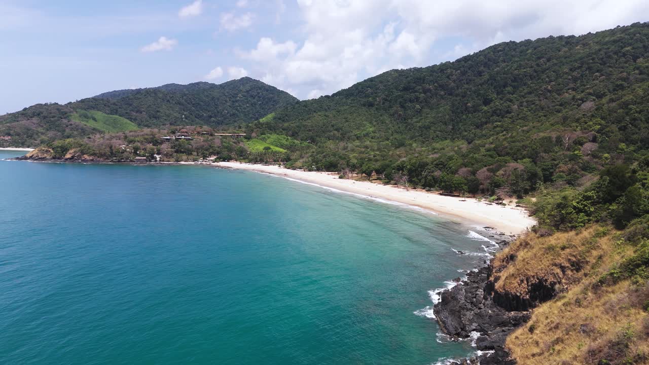 Vola verso la spiaggia Bamboo a Koh Lanta, Thailandia