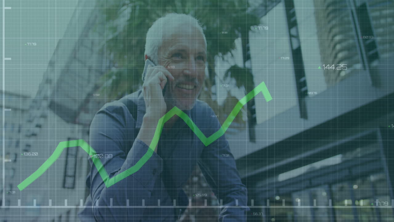 animación del procesamiento de datos financieros sobre un hombre caucásico que usa un teléfono inteligente