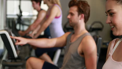personas en forma haciendo bicicleta de ejercicio