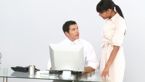 compañeros de trabajo en una computadora