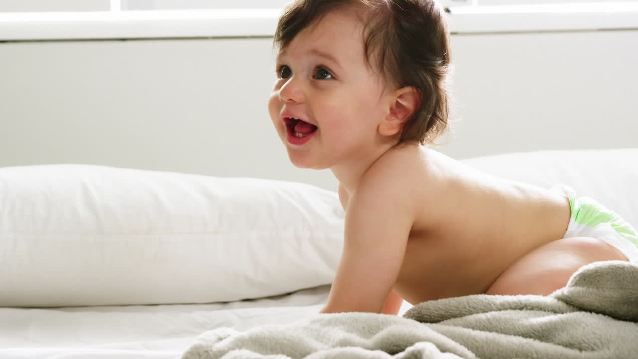 un bebé está caminando en una cama