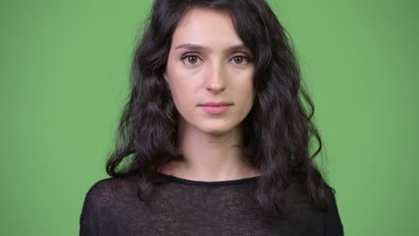 joven hermosa con el dedo en los labios
