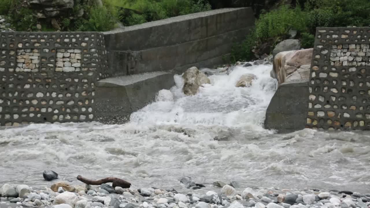 히말라야 마을을 흐르는 히말라야 산악 강 갠지스 - 인도 우타라칸드의 도시
