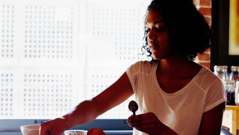 Lesbian-couple-having-breakfast