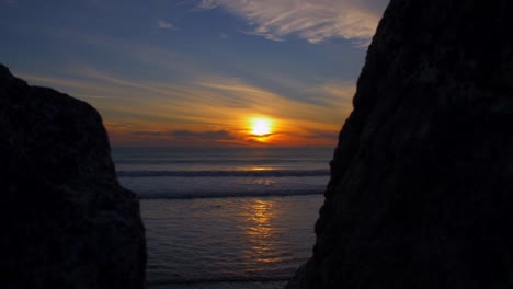 Sonnenuntergang-Inmitten-Von-2-Felsen