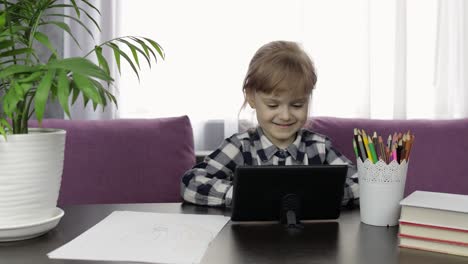 Niña-Aprendiendo-Lecciones-En-Línea-Usando-Una-Tableta-Digital.-Educación-A-Distancia