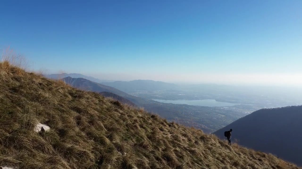 Le esperienze vissute in montagna quando si è un nomade digitale, carico di un drone e una fotocamera, hanno le loro ricompense: i panorami sono bellissimi
