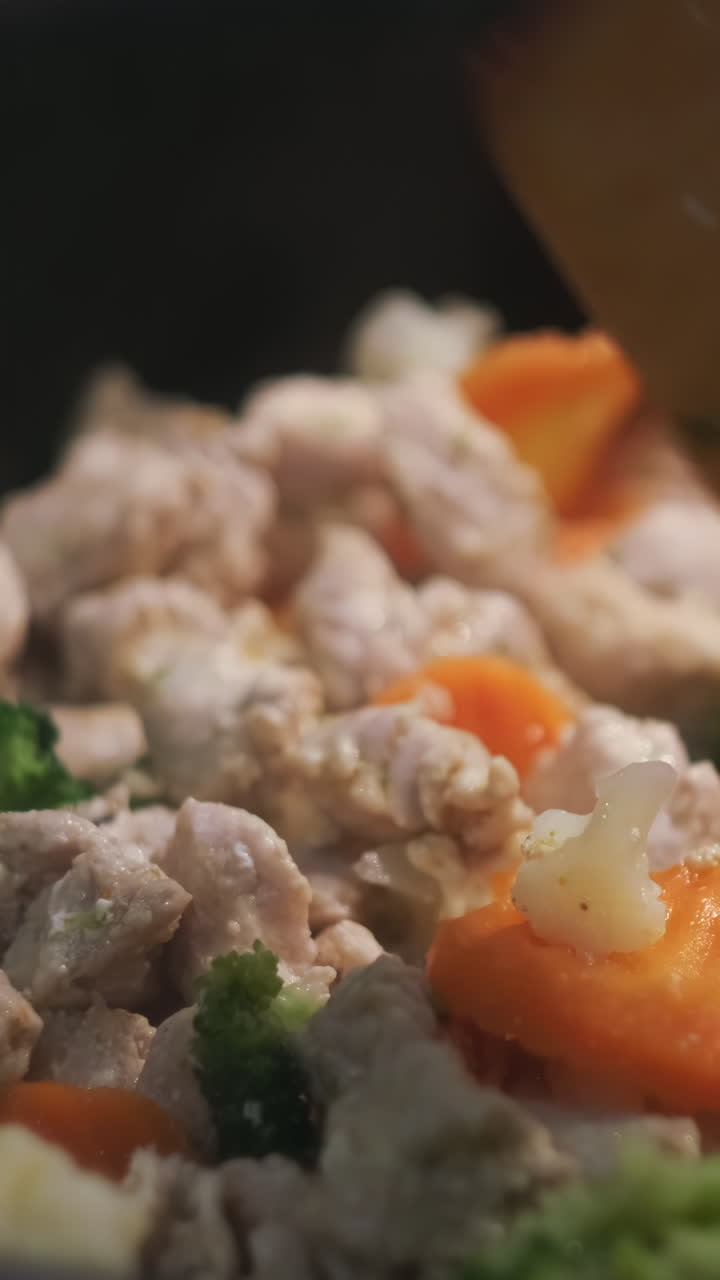 pollo y verduras fritos