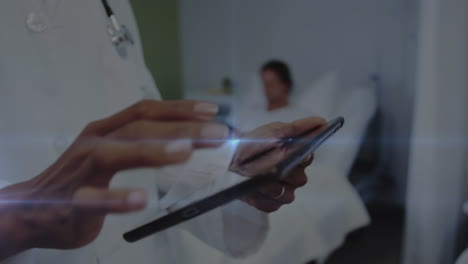 animación de senderos de luz sobre una mujer médica afroamericana usando una tableta