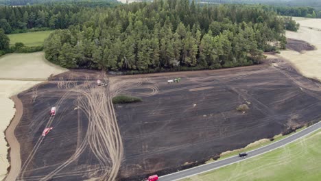 Restos-Ennegrecidos-De-Un-Campo-De-Trigo-Dañado-Por-El-Fuego-Mientras-Los-Bomberos-Parten