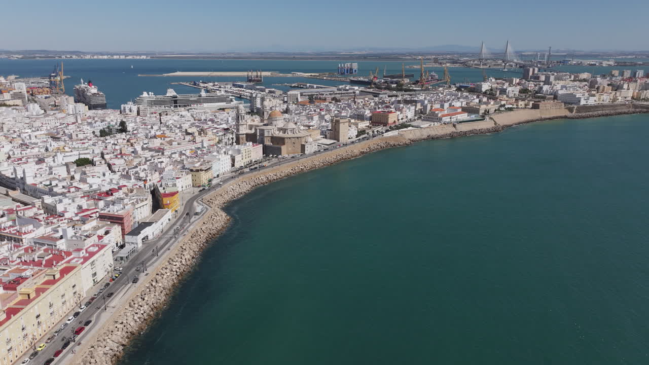 Vista aerea di Cadice in Spagna, Andalusia, Europa, ripresa con drone in una giornata di sole, con la Cattedrale di Cadice e il lungomare. Rapida panoramica con drone