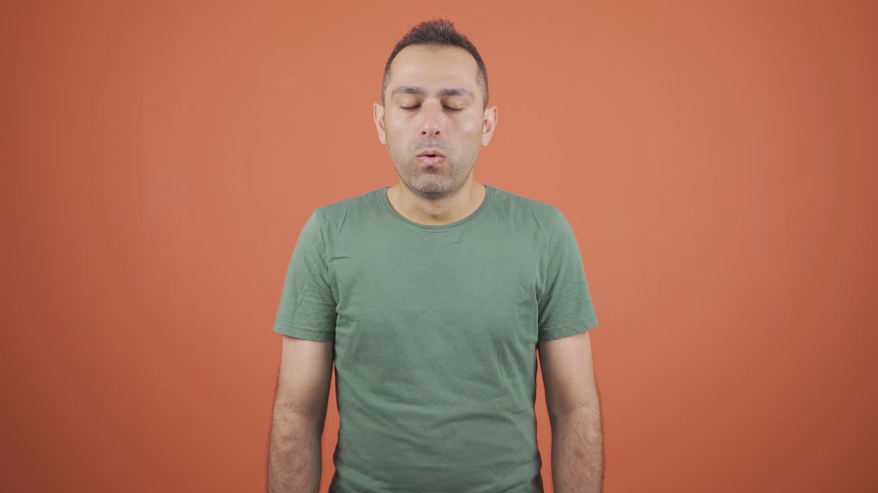 비즈니스맨이 카메라에 "와우"라고 말하고 있습니다.